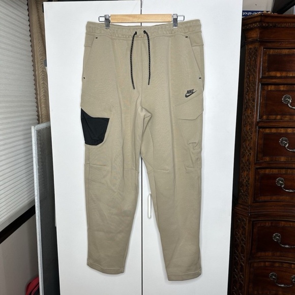 Nike Men's Sportswear Tech Fleece Beige Khaki Utility Pants DM6453-247 Size XL - Picture 1 of 4